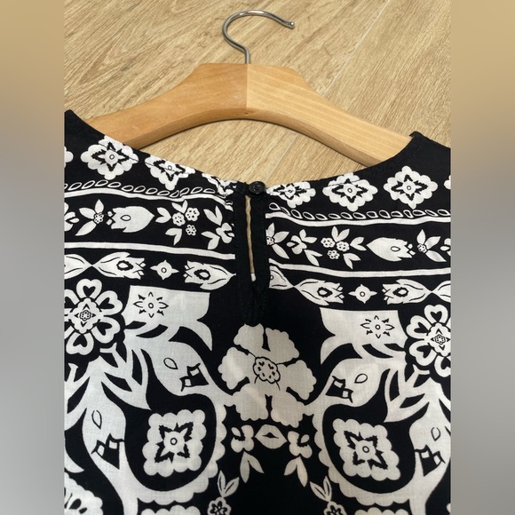 Old Navy Women’s Black & White Short Sleeve Blouse - Picture 4 of 5